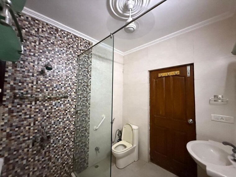 Bathroom, sector 40 6+ Bedroom 2350 Sq.Ft. Independent House In Sector 40 Gurgaon 10379621
