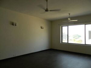 Room in 5 BHK Villa at Unitech The Villas, Sector 33 – for Rent