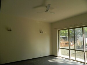 Room in 5 BHK Villa at Unitech The Villas, Sector 33 – for Rent
