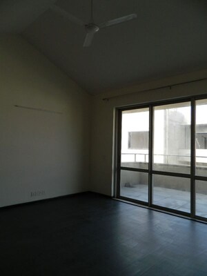 Room in 5 BHK Villa at Unitech The Villas, Sector 33 – for Rent