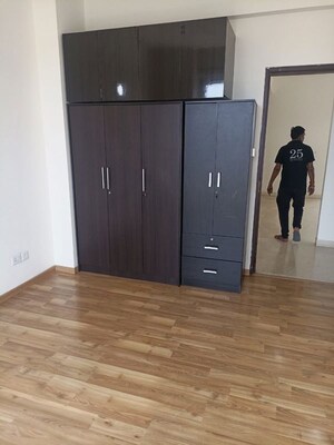 Room in 3 BHK Apartment at Puri Emerald Bay, Sector 104 – for Rent
