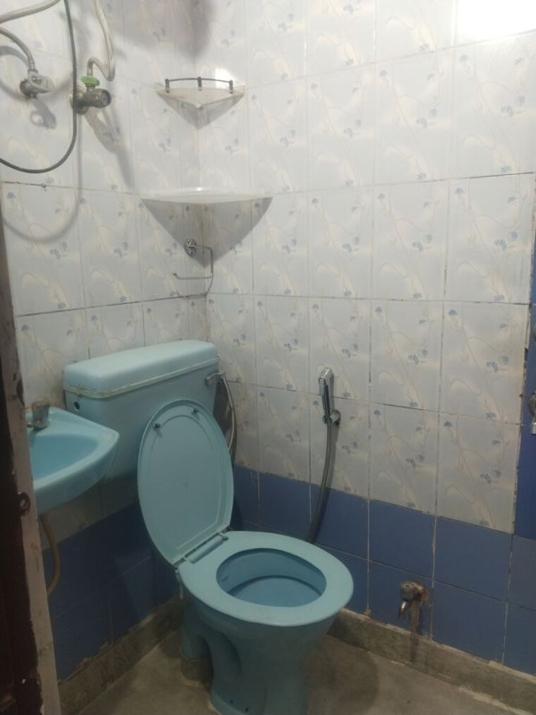 Bathroom, savitri nagar 2 Bedroom 600 Sq.Ft. Builder Floor In Savitri Nagar Delhi 10379663