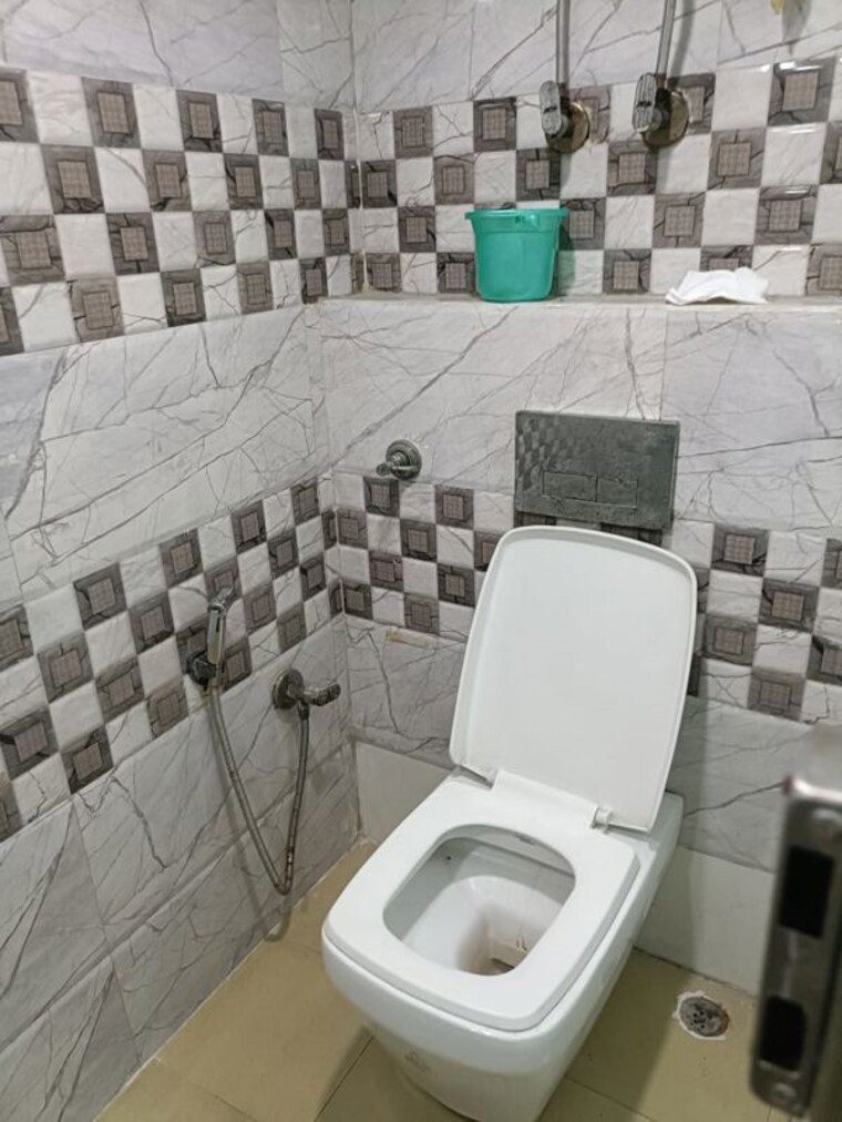 Bathroom, sector 2 Commercial Office Space 2000 Sq.Ft. In Sector 2 Noida 10379760
