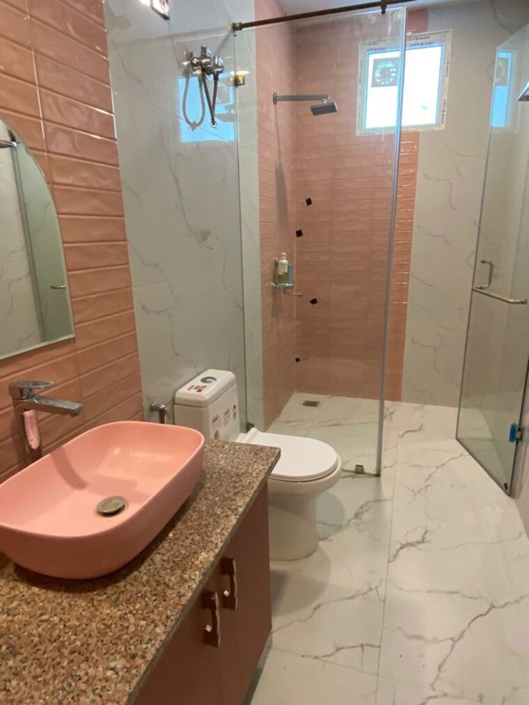 Bathroom, sector 39 6 Bedroom 450 Sq.Mt. Villa In Sector 39 Noida 10379796