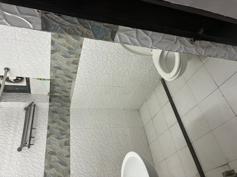 Bathroom, sector 36 6 Bedroom 300 Sq.Mt. Villa In Sector 36 Noida 10379924
