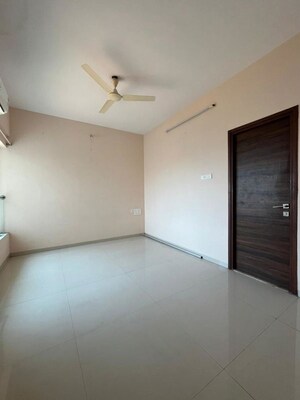Room in 3 BHK Apartment at Romell Aether, Goregaon East – for Rent