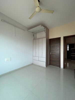Room in 3 BHK Apartment at Romell Aether, Goregaon East – for Rent