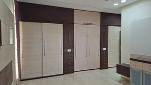 Room in 4 BHK Apartment at Oberoi Sky Gardens, Andheri West – for Rent