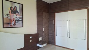 Room in 4 BHK Apartment at Oberoi Sky Gardens, Andheri West – for Rent