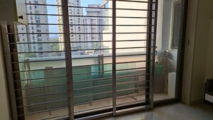 Room in 4 BHK Apartment at Oberoi Sky Gardens, Andheri West – for Rent