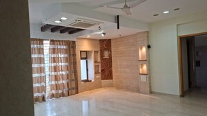 Room in 4 BHK Apartment at Oberoi Sky Gardens, Andheri West – for Rent