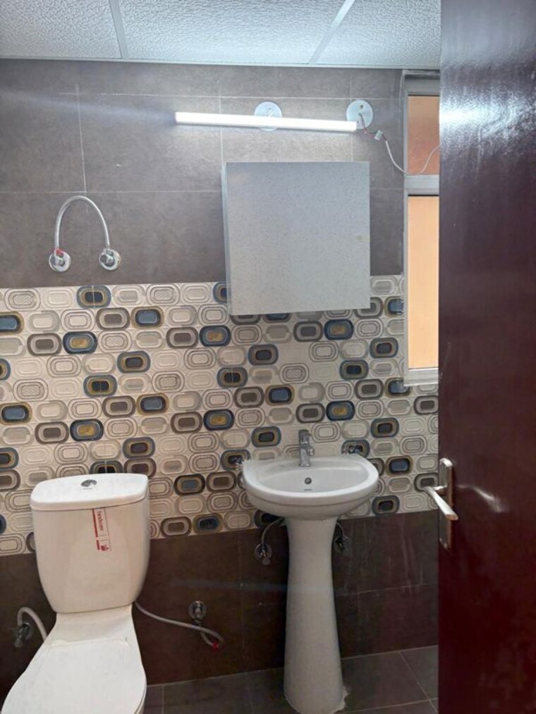 Bathroom, rise-organic-homes 2.5 Bedroom 1239 Sq.Ft. Apartment In Mahurali Ghaziabad 10380133