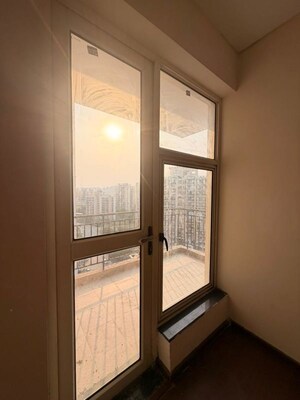 Room in 4 BHK Apartment at Imperia Esfera, Sector 37c – for Rent