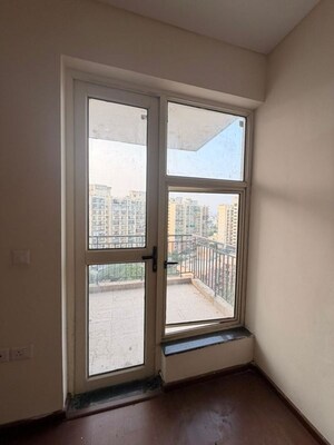 Room in 4 BHK Apartment at Imperia Esfera, Sector 37c – for Rent