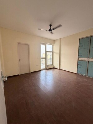 Room in 4 BHK Apartment at Imperia Esfera, Sector 37c – for Rent