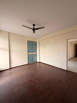 Room in 4 BHK Apartment at Imperia Esfera, Sector 37c – for Rent