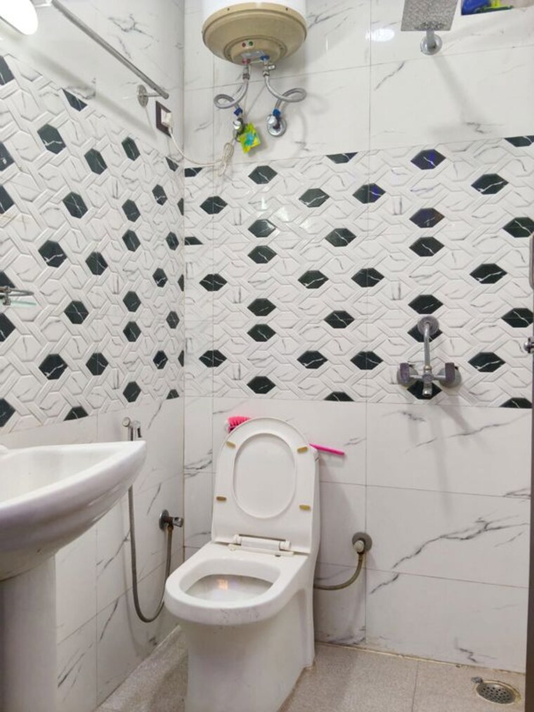 Bathroom, chattarpur 2 Bedroom 450 Sq.Ft. Builder Floor In Chattarpur Delhi 10380163