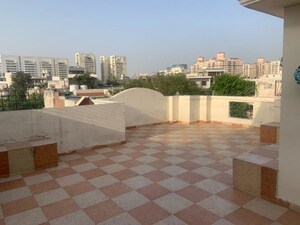 Swimming Pool in 1 RK Builder Floor at Dlf Phase ii – for Rent