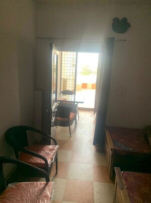 Living Room in 1 RK Builder Floor at Dlf Phase ii – for Rent