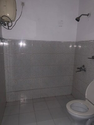 Bathroom in 1 RK Builder Floor at Dlf Phase ii – for Rent