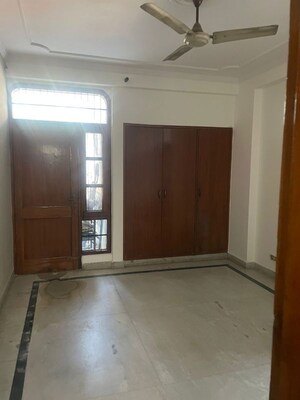 Room in 3 BHK Builder Floor at Dlf Phase ii – for Rent