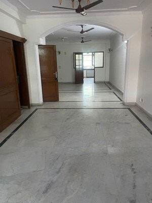 Room in 3 BHK Builder Floor at Dlf Phase ii – for Rent
