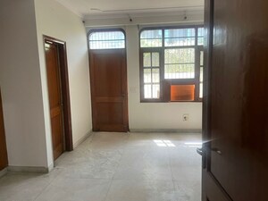 Room in 3 BHK Builder Floor at Dlf Phase ii – for Rent