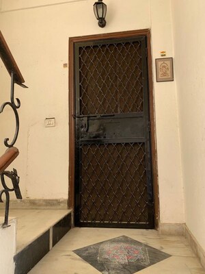 Staircase in 2 BHK Builder Floor at Dlf Phase ii – for Rent