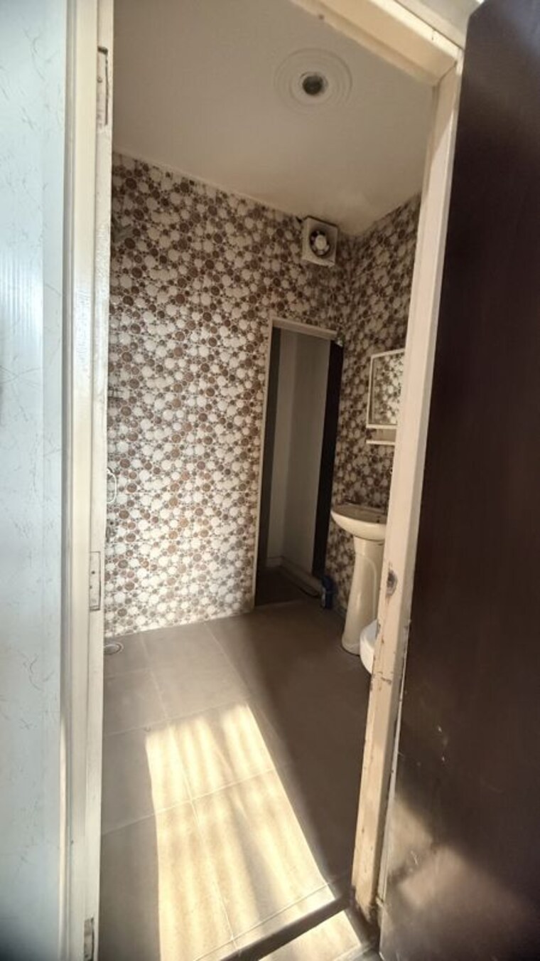 Bathroom, ashok-vihar-sector-3 2 Bedroom 1280 Sq.Ft. Builder Floor In Sector 3 Gurgaon 10356996