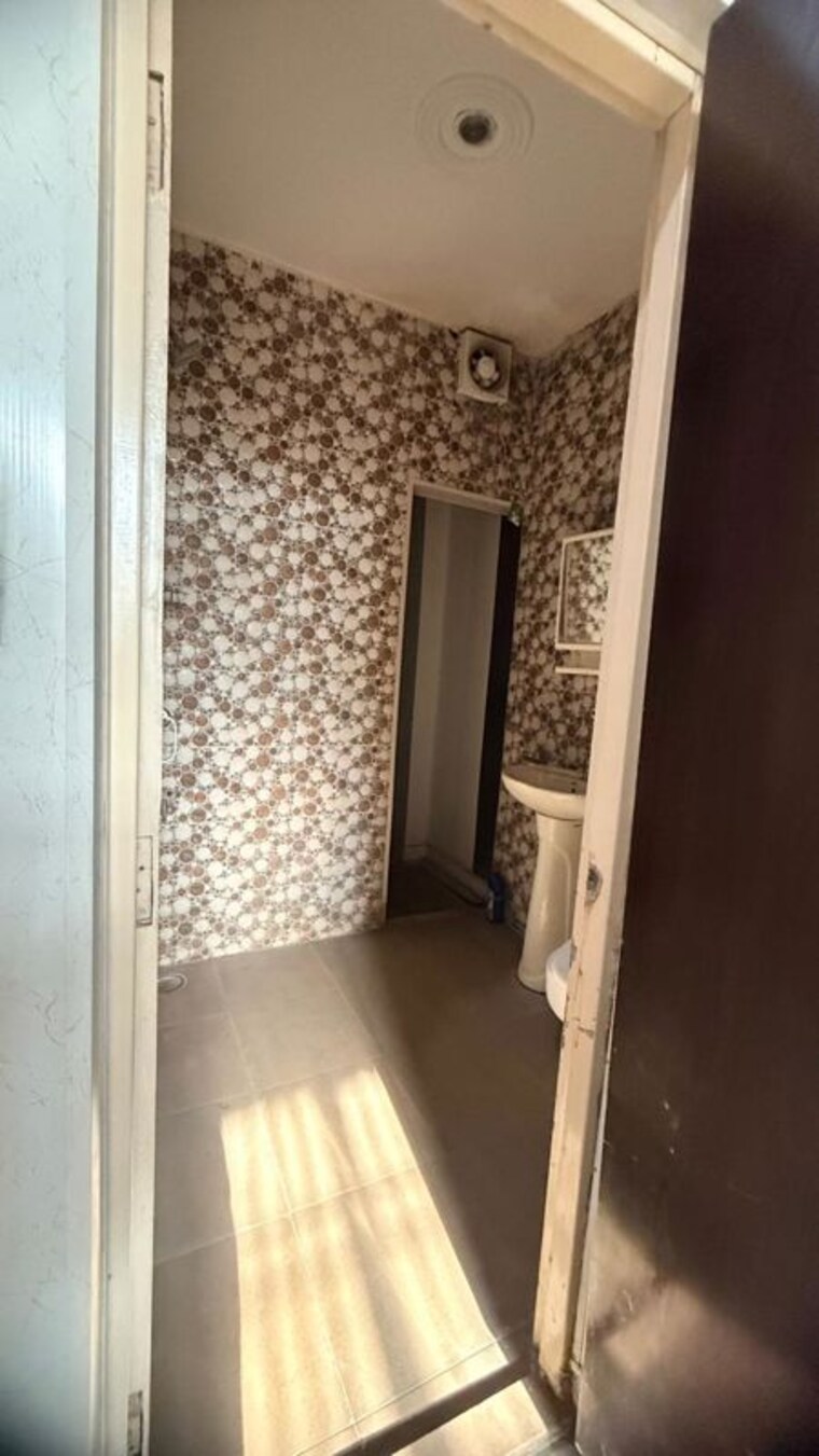 Bathroom, ashok-vihar-sector-3 2 Bedroom 1280 Sq.Ft. Builder Floor In Sector 3 Gurgaon 10356996