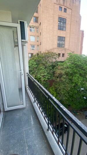 Balcony in 2 BHK Builder Floor at Dlf Phase ii – for Rent