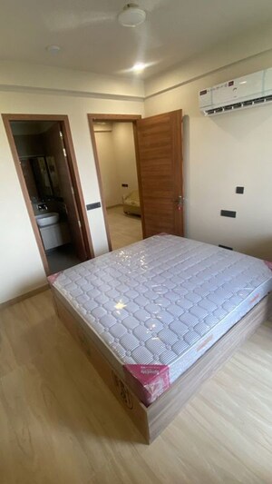 Bedroom in 2 BHK Builder Floor at Dlf Phase ii – for Rent