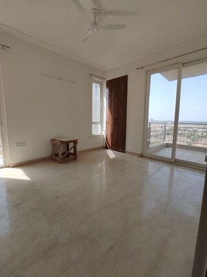 Room in 3.5 BHK Apartment at Puri Diplomatic Greens Phase I, Sector 111 – for Rent
