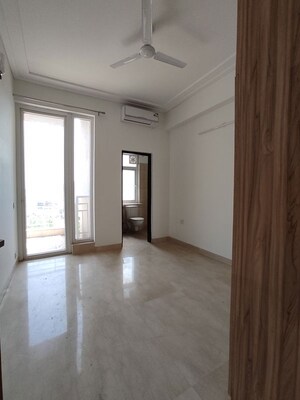 Room in 3.5 BHK Apartment at Puri Diplomatic Greens Phase I, Sector 111 – for Rent