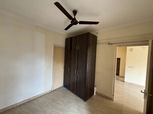 Room in 3 BHK Apartment at Gaur 14th Avenue High Street, Sector 16c Greater Noida – for Rent