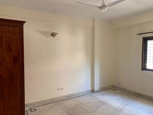 Room in 2 BHK Builder Floor at Dlf Phase ii – for Sale