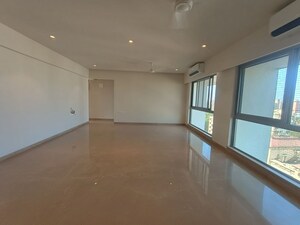 Room in 4 BHK Apartment at Avron V, Chembur – for Rent