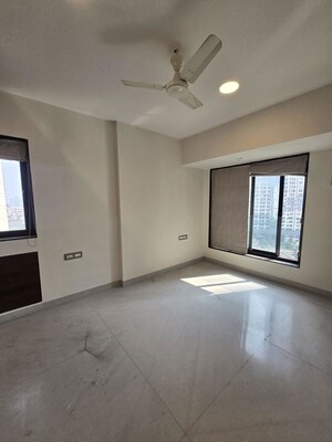 Room in 4 BHK Apartment at Prabhadevi CHS, Prabhadevi – for Rent