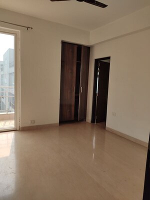 Room in 4 BHK Apartment at Puri Diplomatic Greens Phase I, Sector 111 – for Rent