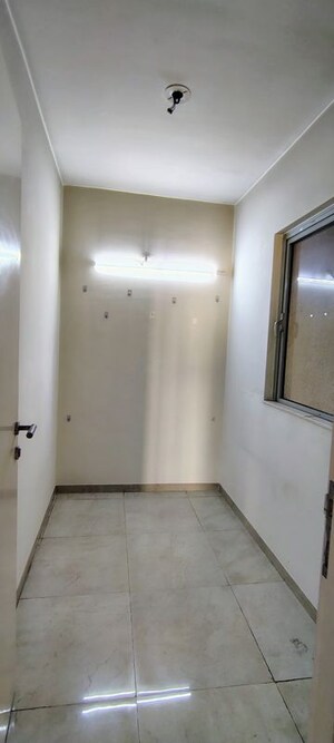Room in 3 BHK Apartment at Hiranandani Estate Rodas Enclave, Ghodbunder Road – for Rent