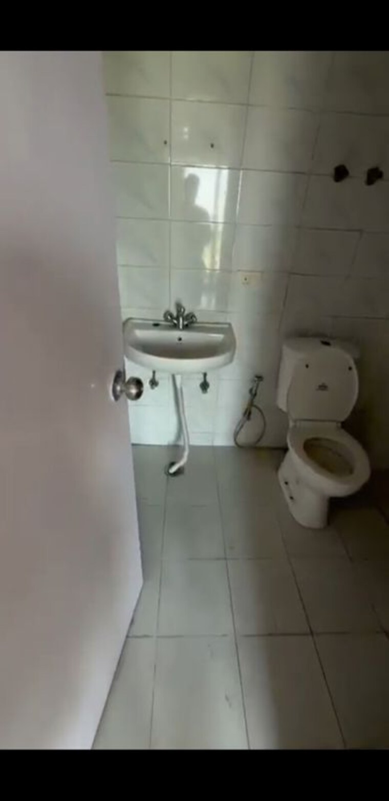 Bathroom, eros-sampoornam 2.5 Bedroom 1060 Sq.Ft. Apartment In Sector 2 Greater Noida Greater Noida 10380306