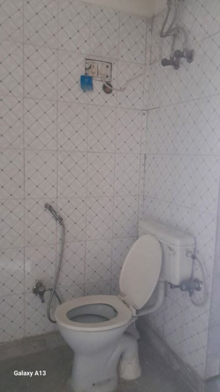 Bathroom, sector 22b 2 Bedroom 1200 Sq.Ft. Builder Floor In Sector 22b Gurgaon 10380338