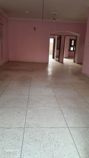 Room in 3 BHK Builder Floor at Moulahera – for Rent