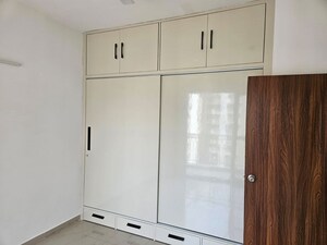Room in 2.5 BHK Apartment at Mahagun Mywoods II, Sector 16c Greater Noida – for Rent