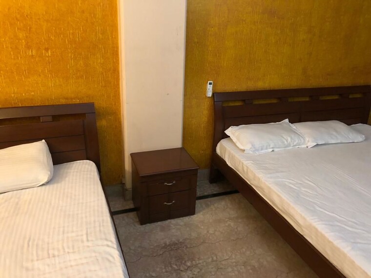 Bedroom, greater kailash ii 3 Bedroom 250 Sq.Yd. Builder Floor In Greater Kailash ii Delhi 10380413