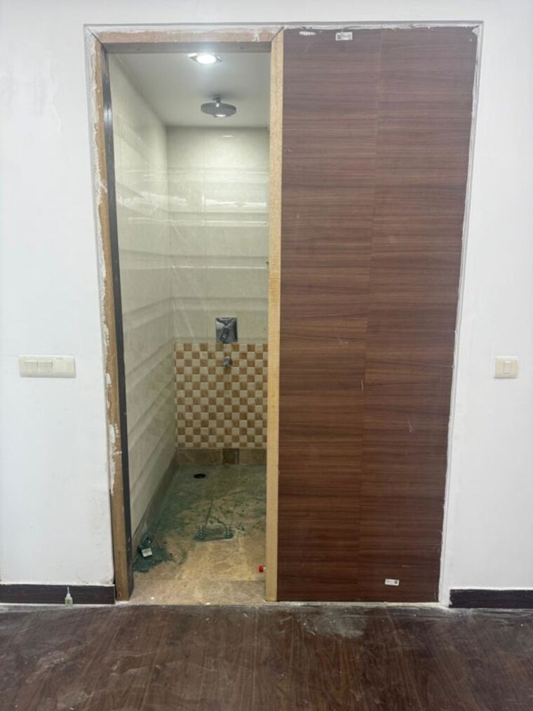 Bathroom, greater kailash i 3 Bedroom 208 Sq.Yd. Builder Floor In Greater Kailash I Delhi 10380434
