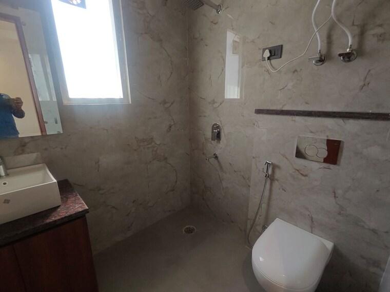 Bathroom, dlf city phase 3 1 Bedroom 720 Sq.Ft. Builder Floor In Dlf City Phase 3 Gurgaon 10380476