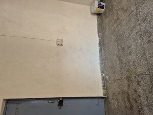 Furnished Amenities in 2.5 BHK Apartment at Mayur Vihar – for Rent
