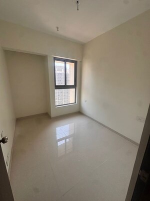 Room in 2 BHK Apartment at Kalpataru Paramount, Kapur Bawdi – for Rent
