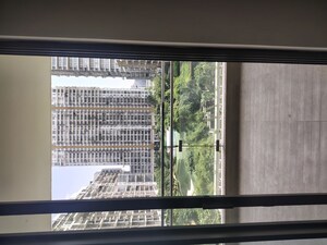 Room in 3 BHK Apartment at Central Park Resorts, Sector 48 – for Rent